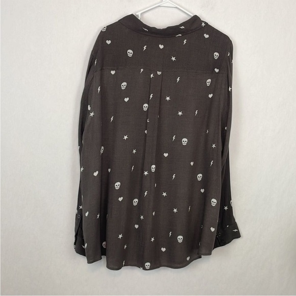 Torrid Dark Gray Lizzie Button Down Blouse with Skulls, Hearts, Stars. Size 3X. - Picture 7 of 12